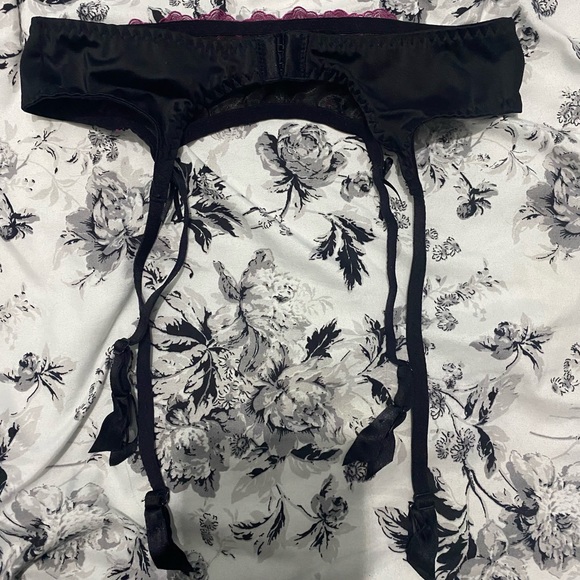 Garter belt - Picture 3 of 4